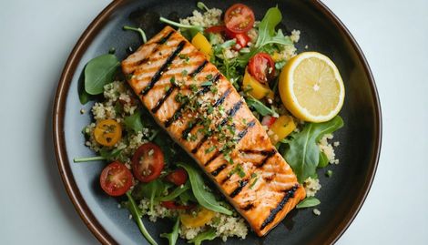 Izgara Somon ve Kinoa Salatası: Protein-Dengeli Akşam Yemeği Tarifi